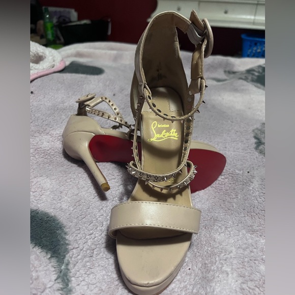 CHRISTIAN LOUBOUTIN
Leather Studded Accents Sandals size 36 (6)